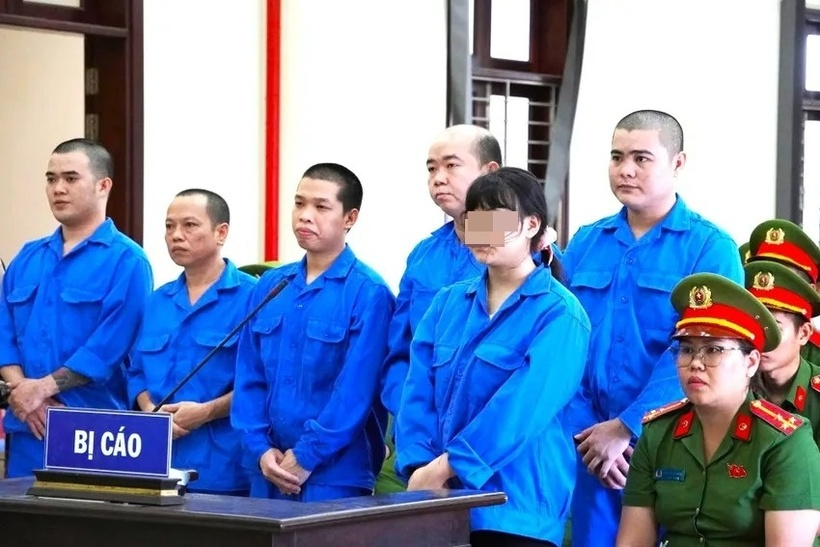 B.N và đồng phạm tại phiên tòa. Ảnh: PLO.