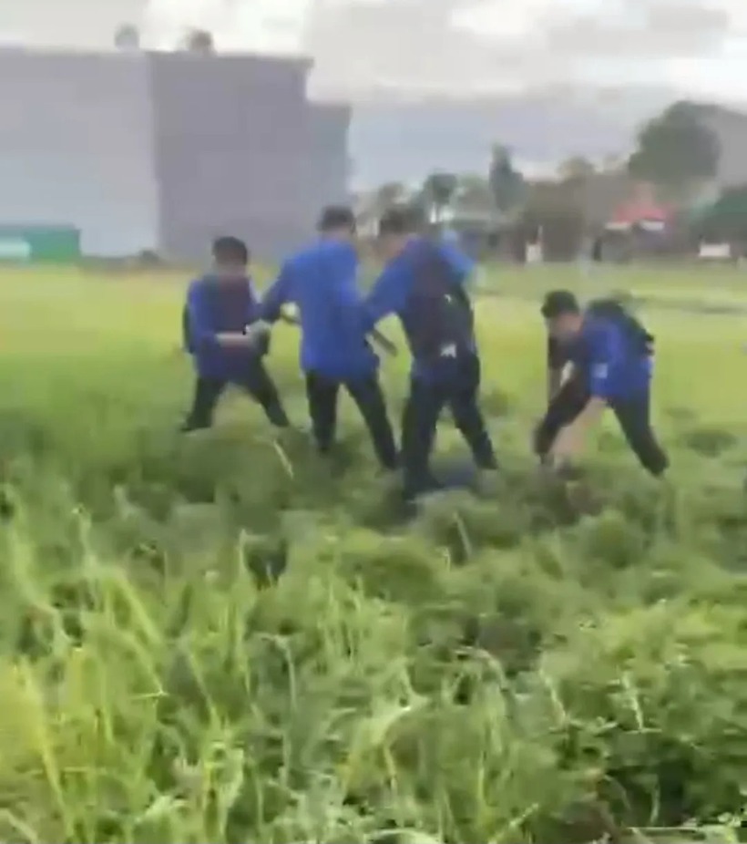 Nam sinh bị nhóm bạn đánh hội đồng gãy xương mũi, gãy xương tay. Ảnh: Báo Kinh tế và Đô thị.