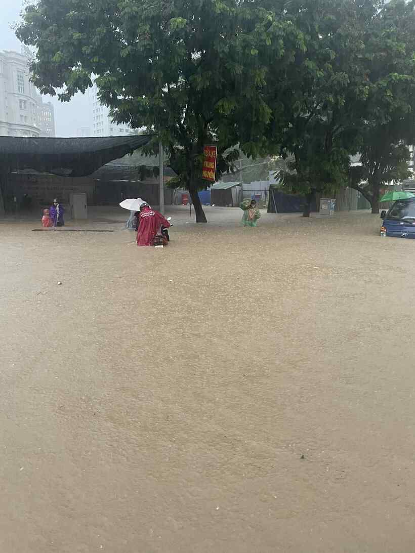 Người dân vật lộn trong mưa gió, sấm sét để tìm đường về nhà. Ảnh: PV ĐS&PL