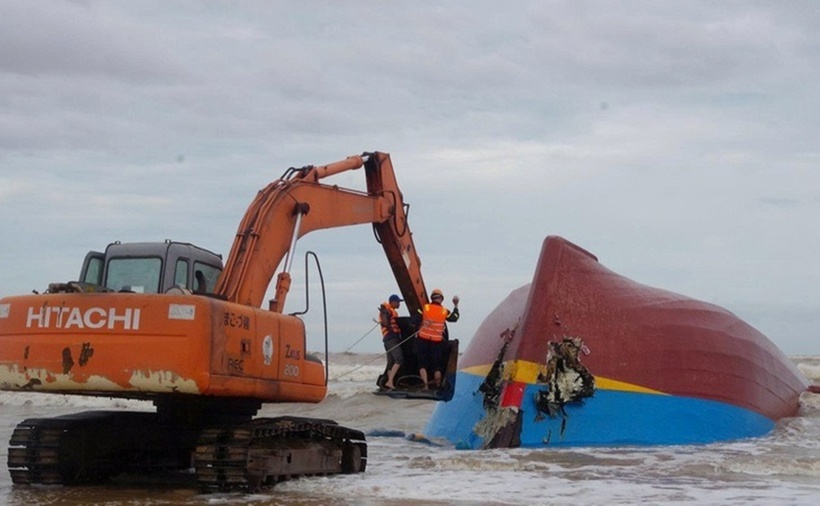 Lực lượng chức năng đang triển khai phương án phá tàu để tìm nạn nhân mất tích trong vụ chìm tàu. (Ảnh: Tuổi trẻ)