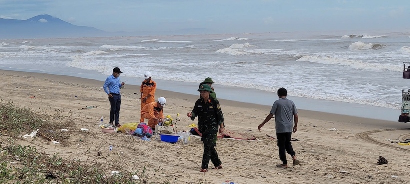 Lực lượng tìm kiếm cứu nạn phát hiện 2 thi thể tại khu vực Cửa Gianh (Quảng Trị)
