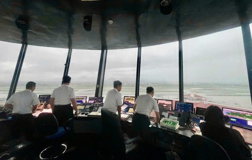 Kíp trực đièu hành bay tại sân bay Nội Bài