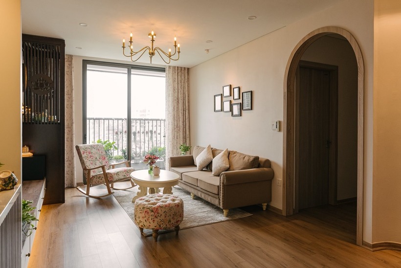Một trong những đặc điểm nổi bật nhất của Farmhouse chính là tận dụng ánh sáng tự nhiên. Ánh sáng được xem là “linh hồn” của phong cách này, giúp làm nổi bật gam màu trung tính chủ đạo, tôn lên vẻ đẹp của gỗ mộc, vải thô và các chi tiết trang trí giản đơn. (Ảnh: Người quan sát)