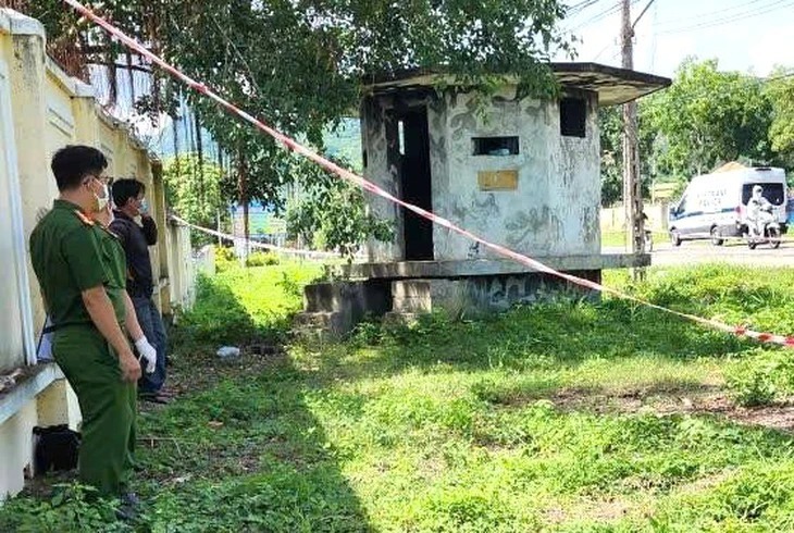 Công an phong tỏa hiện trường nơi phát hiện 1 thi thể nam giới trong lô cốt cũ ở Nha Trang, Khánh Hòa. (Ảnh: Tuổi trẻ)