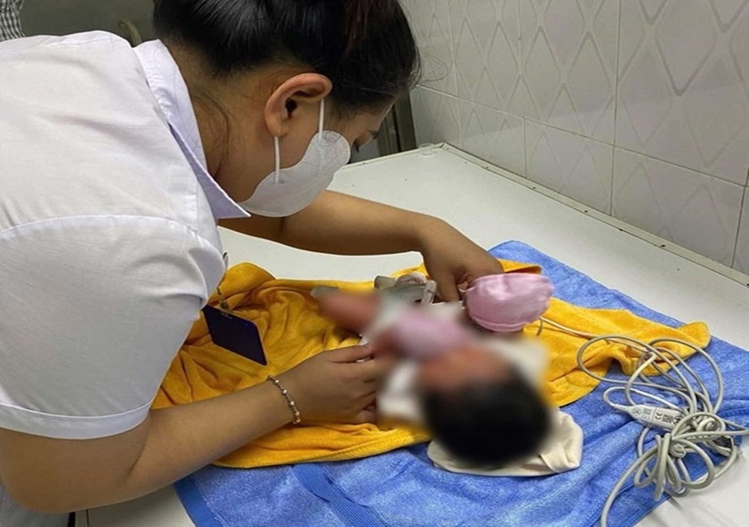 Người dân phát hiện 1 bé gái sơ sinh ở Khánh Hòabị bỏ rơi phía sau ngôi miếu. (Ảnh: Lao động)