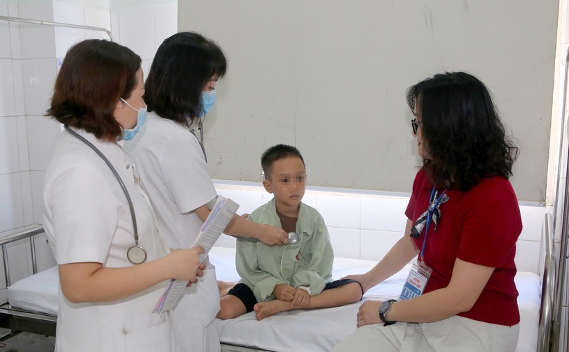 Bác sĩ thăm khám cho bệnh nhi. Ảnh: Sức khoẻ & Đời sống.