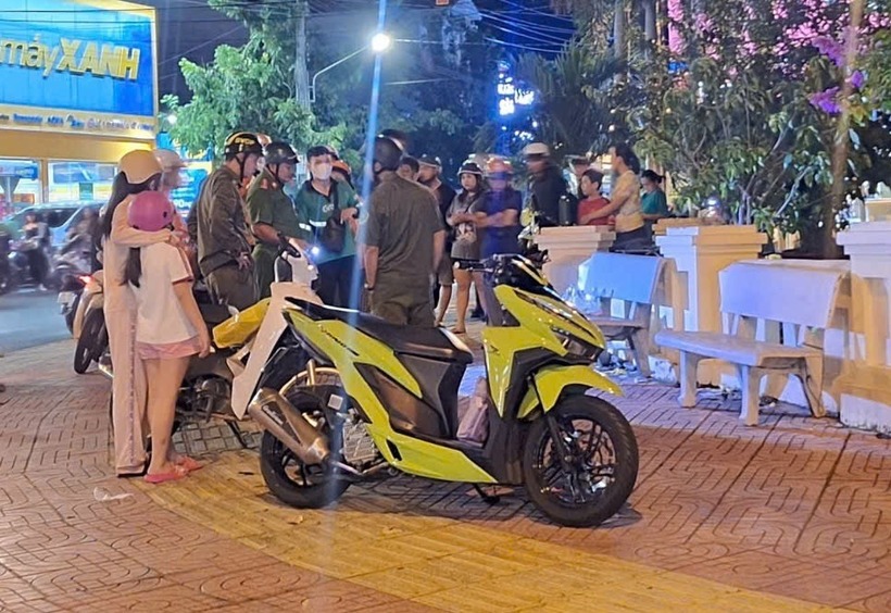 Lực lượng chức năng có mặt điều tra nguyên nhân đồng thời truy tìm danh tính nạn nhân. Ảnh: Dân Trí.