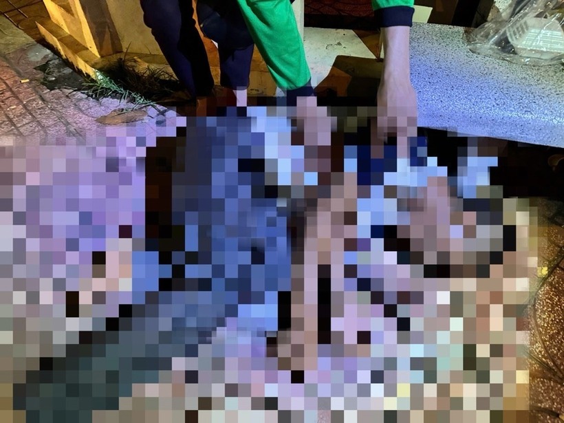 Người đàn ông gục bên lề đường với vết thương trên ngực. Ảnh: Báo Lao Động.