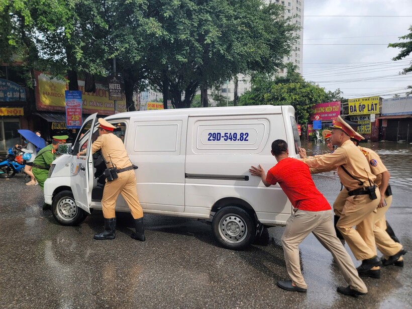 Ban Chỉ huy Phòng CSGT, Công an TP Hà Nội cũng đã chỉ đạo các đội nghiệp vụ trên địa bàn túc trực từ sớm tại các điểm ngập trọng yếu, hỗ trợ người dân và điều tiết giao thông kịp thời.