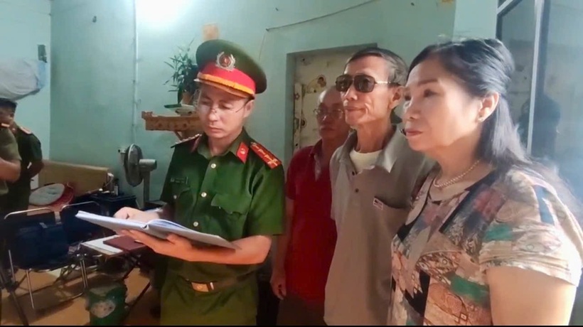 Cơ quan Công an đọc lệnh khám xét khẩn cấp trước sự chứng kiến của chính quyền địa phương. Ảnh: Công an Điện Biên