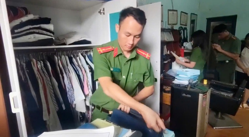 Lực lượng Công an khám xét chỗ ở của đối tượng Tuân. Ảnh: Công an Điện Biên