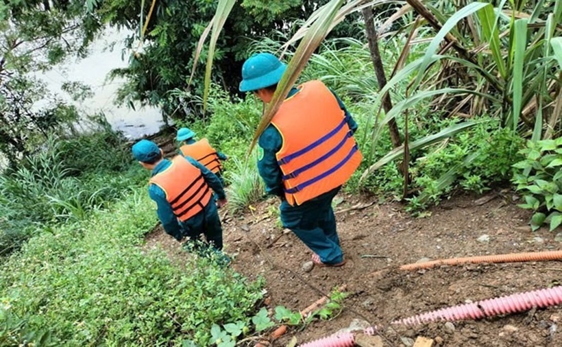 Các lực lượng chức năng đang tìm kiếm nạn nhân mất tích khi bơi qua sông Chảy. (Ảnh: Lao động)