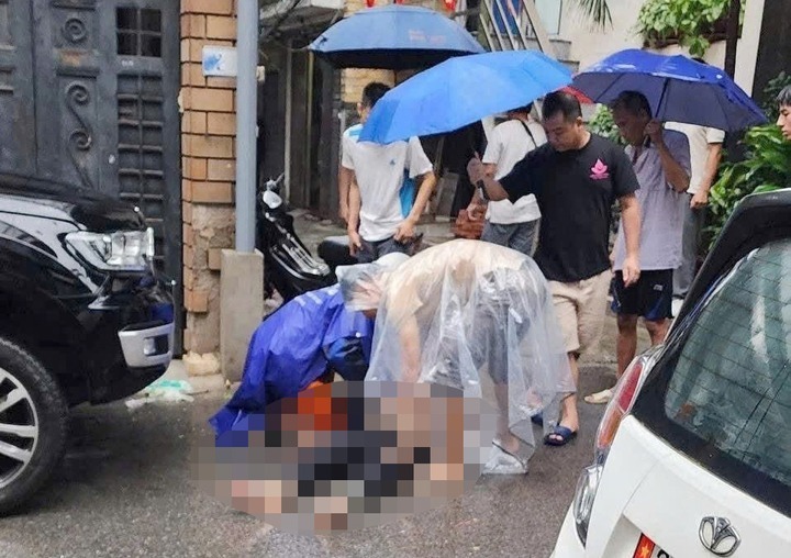 Người đàn ông được phát hiện nằm bất tỉnh trên phố Nguyễn Chí Thanh (Hà Nội) đã được đưa vào bệnh viện cấp cứu, nhưng nạn nhân không qua khỏi. Ảnh: VTC News