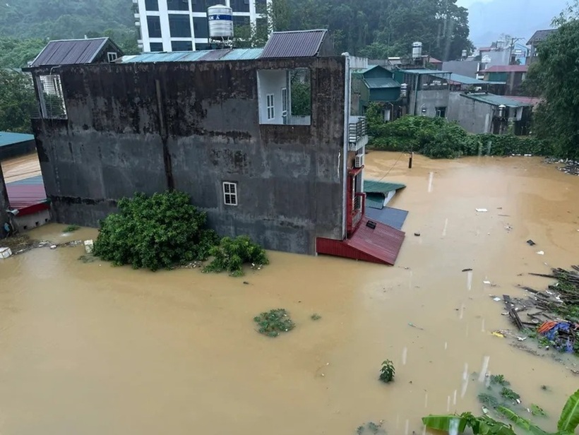 Nước lũ ở Tuyên Quang dâng cao, có nhà ngập tới tầng 2