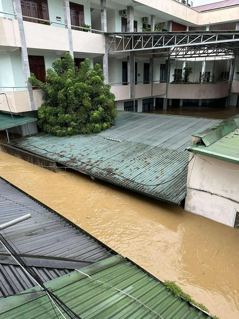 Nước chạm nóc nhà, sắp vượt mức lũ lịch sử.