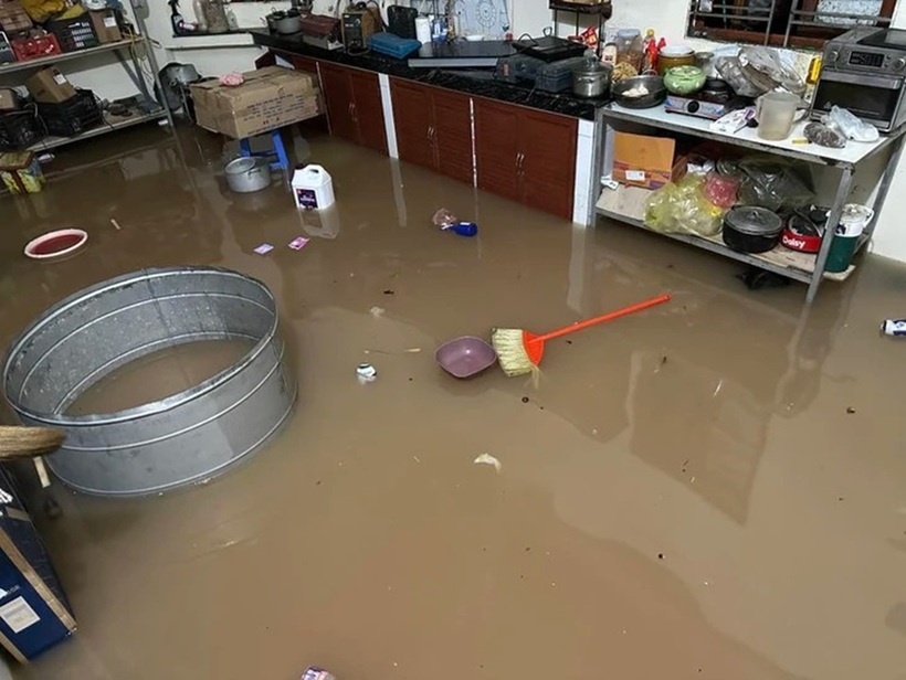 Nước tràn vào nhà dân