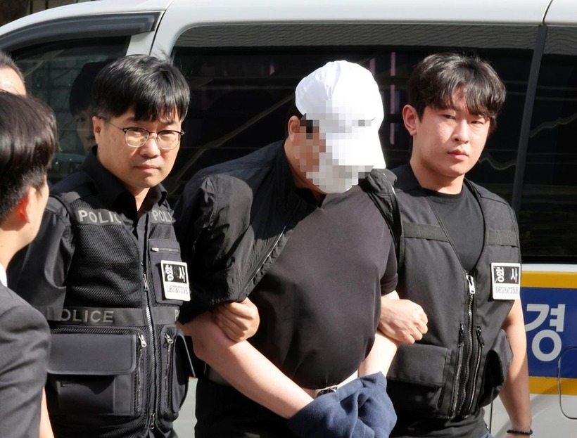 Nghi phạm (mũ trắng) bị cảnh sát áp giải đến chi nhánh Gunsan của Tòa án quận Jeonju để tham dự phiên điều trần về lệnh bắt giữ, ngày 30/9. Ảnh: Yonhap
