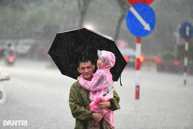 Hình ảnh phụ huynh Hà Nội đón con em. Ảnh: Dân trí