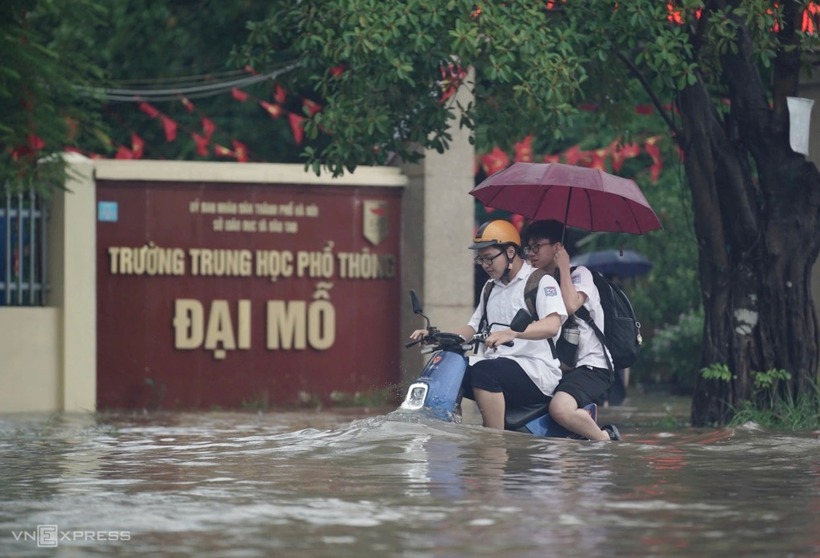 Học sinh Hà Nội vượt nước lớn về nhà ngày 30/9. Ảnh: VnExpress