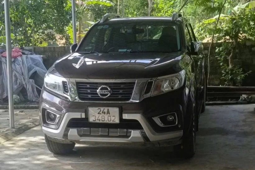 Chiếc ô tô chở 3 người đàn ông bị mất tích. (Ảnh: Công an xã Văn Bàn)
