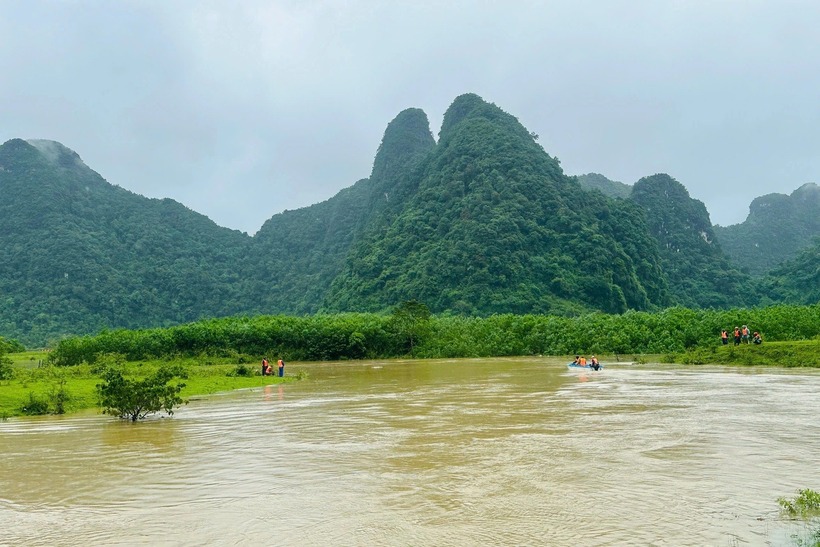 Lực lượng chức năng tìm kiếm nam sinh mất tích. (Ảnh: Dân trí)