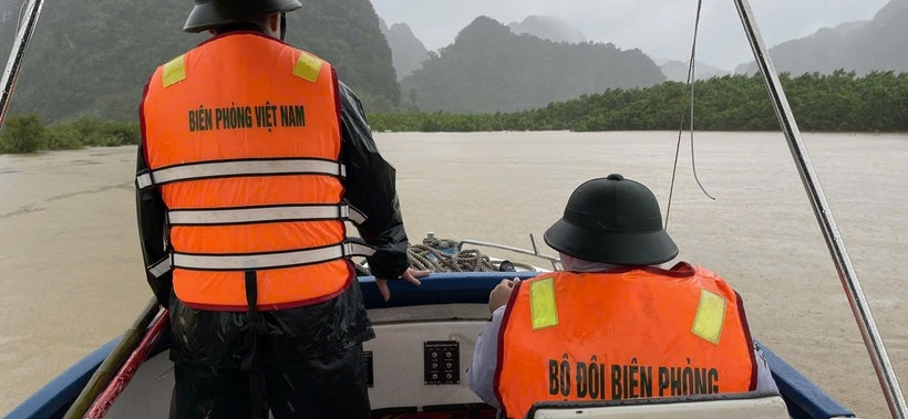 Thời điểm lực lượng biên phòng Quảng Trị dùng ca nô tìm kiếm em Đ. (Ảnh: Thanh niên)