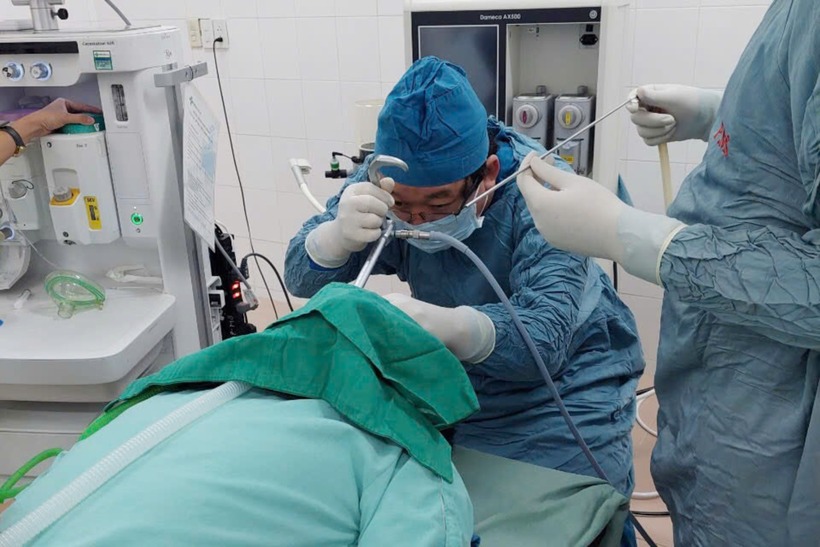 Bác sĩ gắp dị vật cho bệnh nhi. Ảnh: VietNamNet.