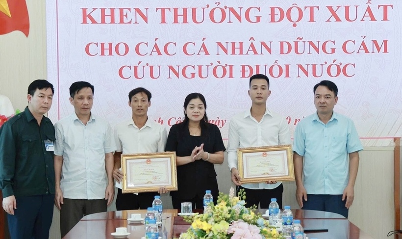 Phó Chủ tịch UBND tỉnh Thái Nguyên trao Bằng khen và biểu dương sự dũng cảm của ông Nguyễn Văn Dũng, Nguyễn Văn Đoán
