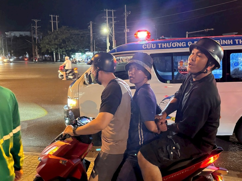 Đại úy Hoàng Nam Giang (người cầm lái xe mô tô) cùng người dân đưa hung thủ về công an phường Phan Thiết. Ảnh: Báo Lâm Đồng