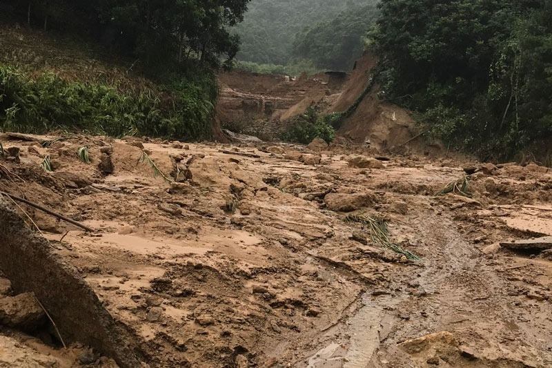 Hiện trường vụ vỡ ao cá. (Ảnh: Lao động)