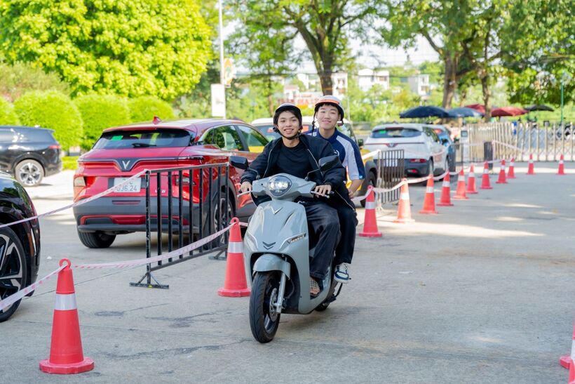 Khách hàng có cơ hội trực tiếp lái thử các dòng ô tô, xe máy điện VinFast.