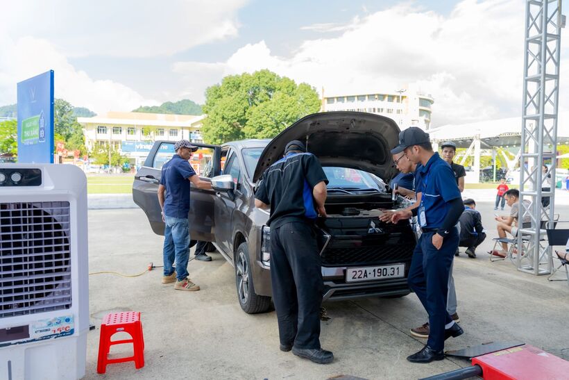 Kỹ thuật viên kiểm tra tình trạng xe xăng cũ của khách hàng để thẩm định giá.