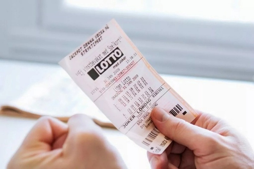 Người đàn ông tìm thấy tờ vé số trúng 474 tỷ đồng bị bỏ quên trong áo. Ảnh: Getty Images/Maskot