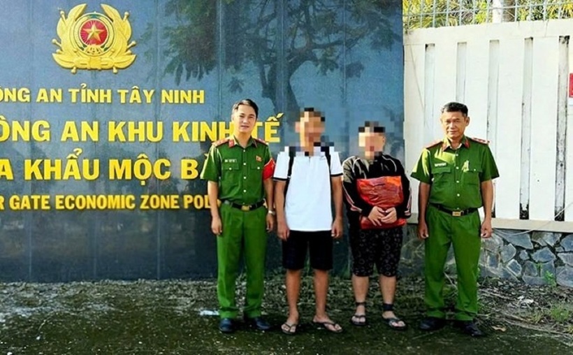 Người thân tiếp nhận em L tại Đồn Công an Khu kinh tế cửa khẩu Mộc Bài