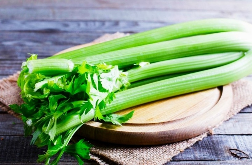 Cần tây hỗ trợ làm hạ và ổn định huyết áp qua nhiều cơ chế như giúp lợi tiểu, hỗ trợ thải muối natri, hỗ trợ giãn mạch và làm giảm mỡ máu. Ảnh minh họa.