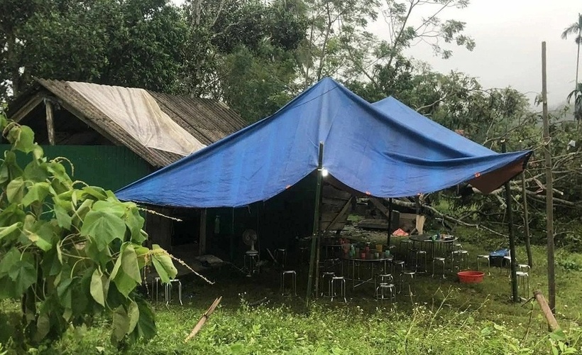 Gia đình anh H. là hộ nghèo nhất ở xóm Đồi Chè, tổ chức đám tang cho con trong căn nhà lụp xụp. (Ảnh: Dân trí)