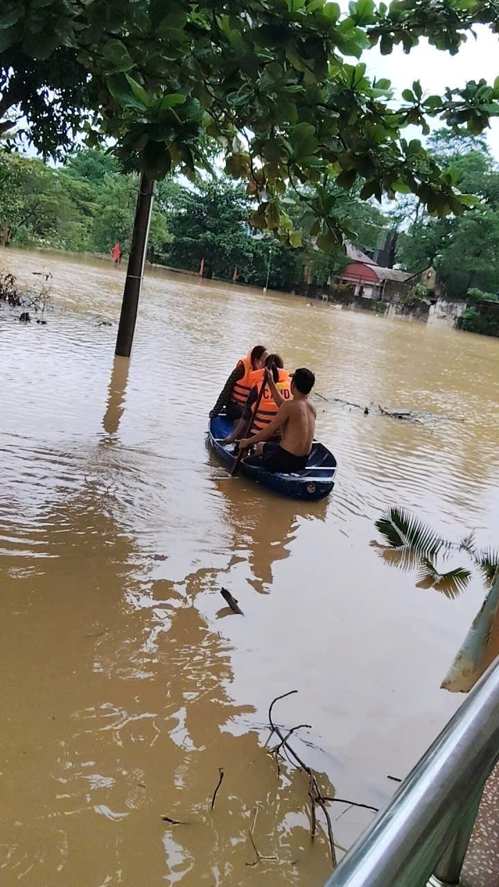 Mực nước dâng cao làm ngập toàn bộ đường đi. Các thầy cô phải mặc áo phao, di chuyển vào trường bằng thuyền. Ảnh: VTC News