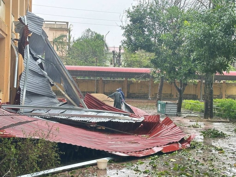 Nhiều dãy nhà của Trường THCS Lê Thị Bạch Cát bị tốc mái, nước ngập, cây cối gãy đổ. Ảnh: VTC News