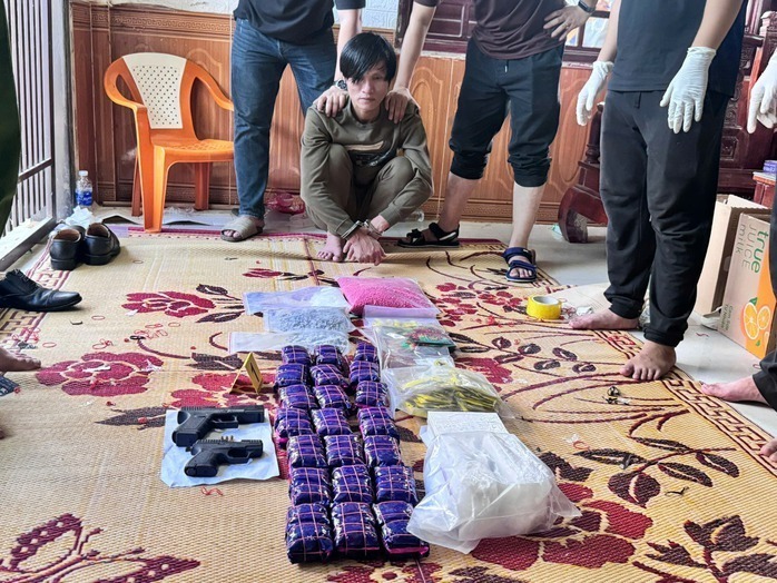 Đối tượng cùng tang vật. Ảnh: Người lao động