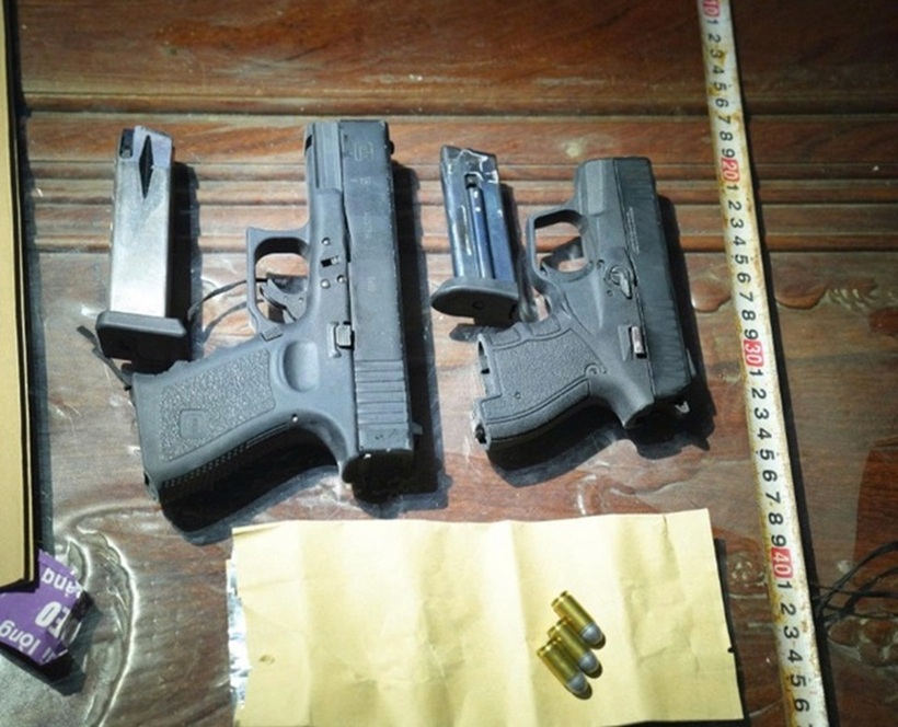 Nghi phạm Huy còn cất giữ 2 súng quân dụng và nhiều viên đạn. Ảnh: Thanh Niên