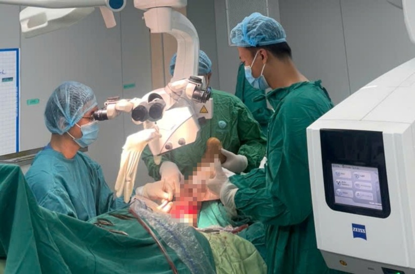Bác sĩ phẫu thuật cho bệnh nhân. Ảnh: PLO.