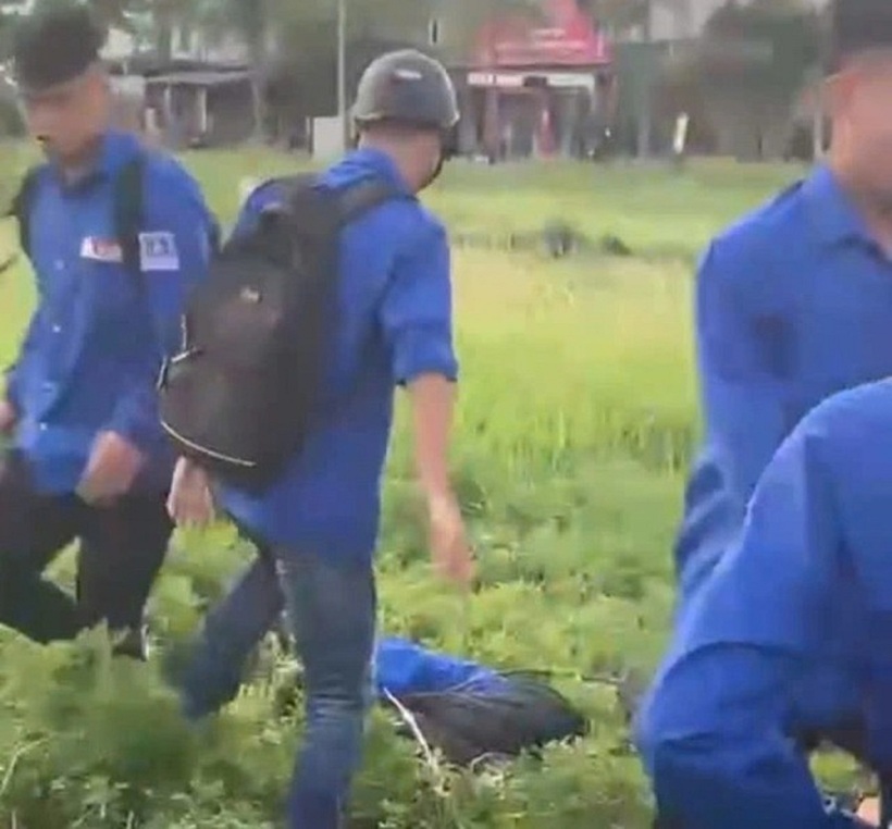 Nam sinh N. bị đánh ở bãi cỏ. Ảnh: Thanh niên