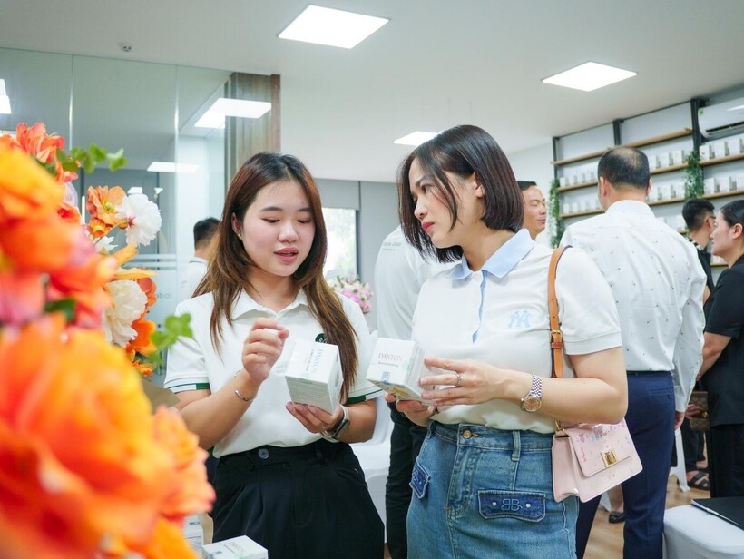 Dược sĩ của L’Abeille Global tư vấn về dòng sản phẩm DANTON cho khách hàng trong sự kiện ra mắt dòng sản phẩm TPBVSK DANTON