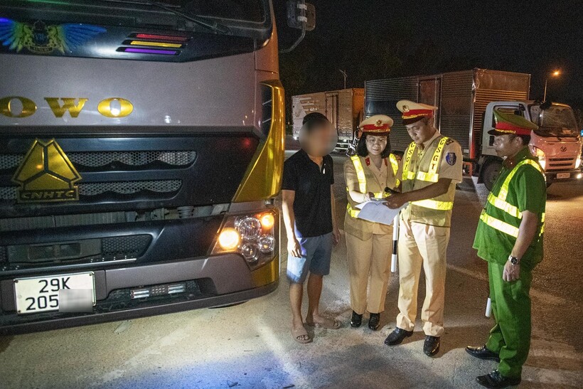 CSGT phối hợp Công an phường Kiến Hưng tuần tra, xử lý vi phạm, tối 02/10.