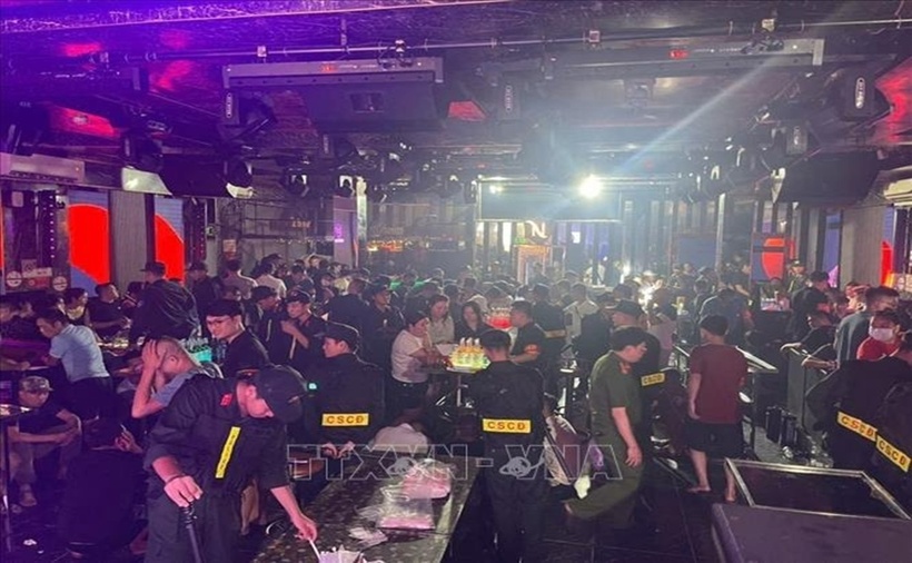 Lực lượng chức năng kiểm tra cơ sở kinh doanh dịch vụ Bar New Style Club tại phường Thái Bình, tỉnh Hưng Yên. (Ảnh: TTXVN)