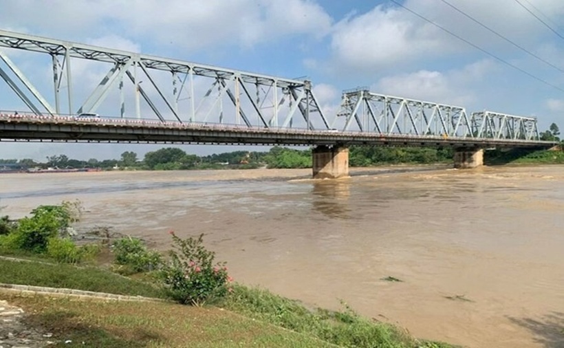 Khu vực xảy ra vụ lật tàu gần cầu Việt Trì. (Ảnh: Lao động)