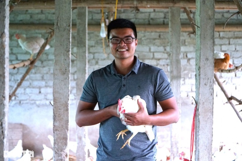 Anh Nguyện tại trang trại gà. Ảnh: Dân trí