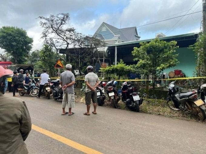 Công an phong tỏa căn nhà để điều tra. Ảnh: VnExpress