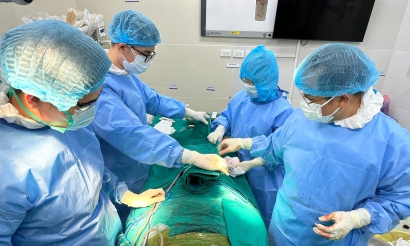 Ca phẫu thuật kéo dài hơn 7 giờ, với sự tham gia của một ekip lớn gồm nhiều bác sĩ và điều dưỡng. Ảnh: VOV.