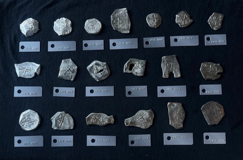 Một số đồng xu bạc được phát hiện và trục vớt ngoài khơi Florida hồi tháng 7. Ảnh: NBC News